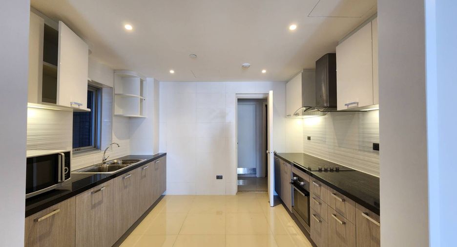 For rent 3 bedrooms condo in Pathum Wan, Bangkok
