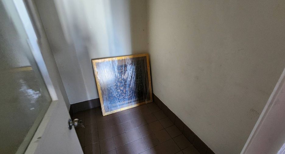 For rent 3 bedrooms condo in Pathum Wan, Bangkok
