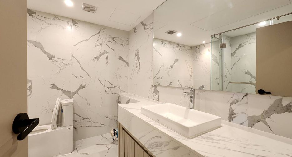 For rent 3 bedrooms condo in Pathum Wan, Bangkok