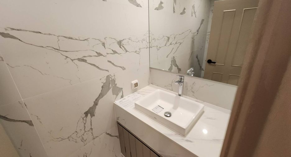 For rent 3 bedrooms condo in Pathum Wan, Bangkok