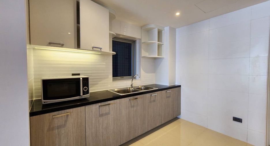 For rent 3 bedrooms condo in Pathum Wan, Bangkok