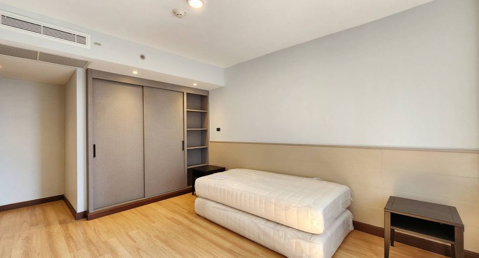 For rent 3 bedrooms condo in Pathum Wan, Bangkok
