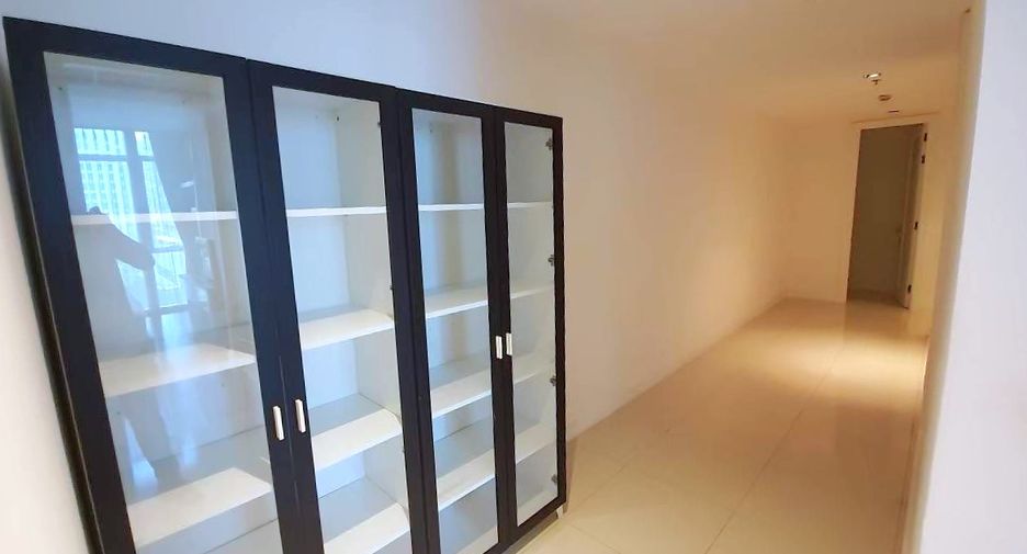 For rent 3 bedrooms condo in Pathum Wan, Bangkok