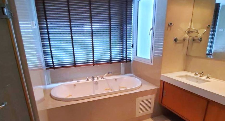 For rent 3 bedrooms condo in Pathum Wan, Bangkok