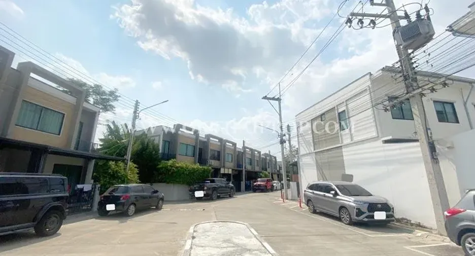 Продажа 3 спальни таунхаус в Mueang Pathum Thani, Патумтани