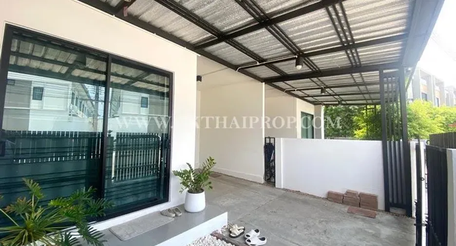 Продажа 3 спальни таунхаус в Mueang Pathum Thani, Патумтани
