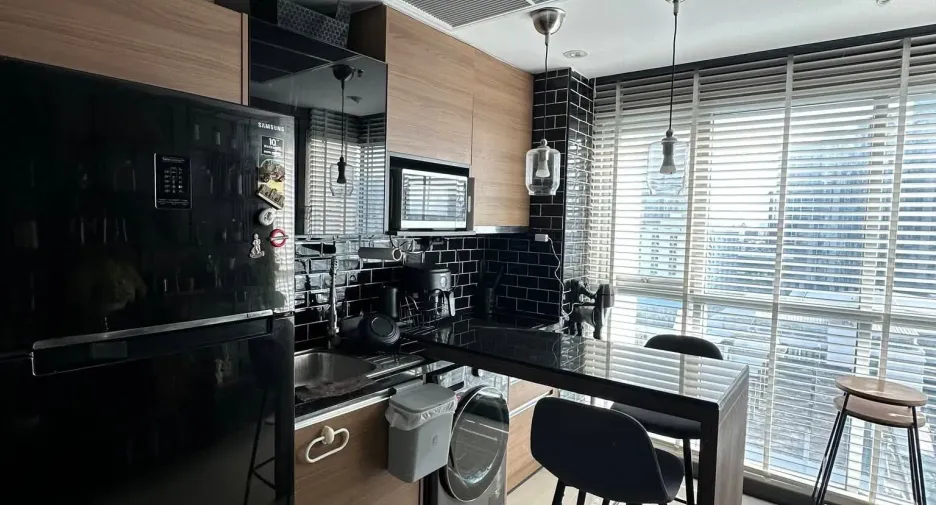 For rent 2 bedrooms condo in Huai Khwang, Bangkok