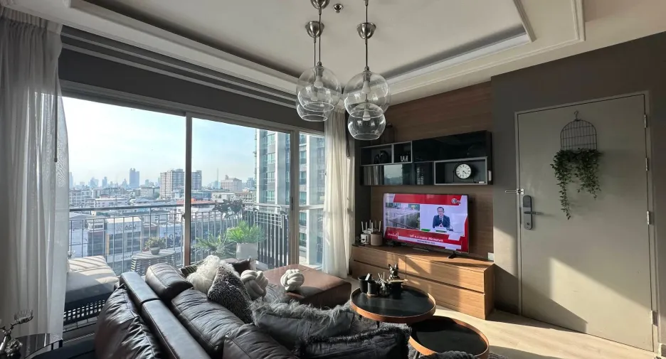 For rent 2 bedrooms condo in Huai Khwang, Bangkok