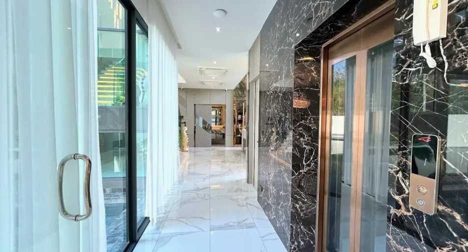 For sale 5 ベッドルーム villa in Bang Lamung, Chonburi