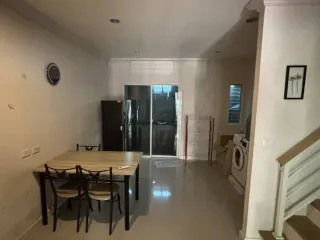Casa adosada en alquiler de 3 habitaciones en Suan Luang, Bangkok