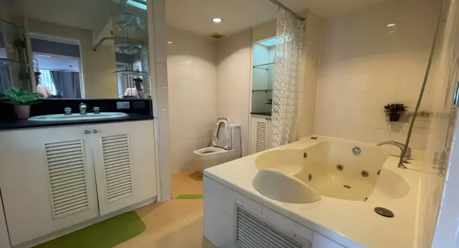 À louer et à vendre 2 chambres condo à Watthana, Bangkok