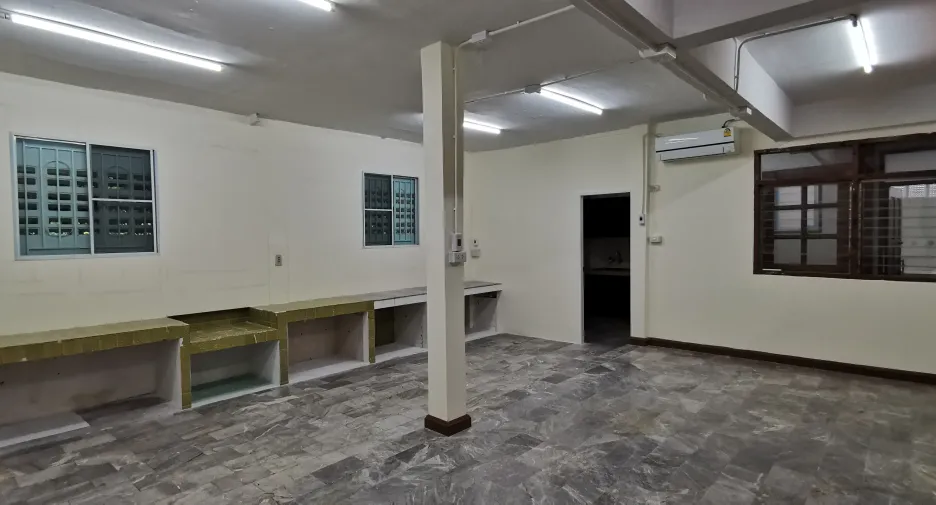 For rent 4 ベッドルーム house in Phra Khanong, Bangkok
