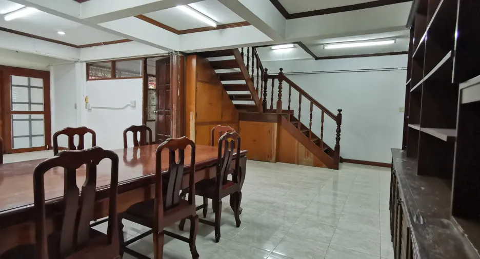 For rent 4 ベッドルーム house in Phra Khanong, Bangkok