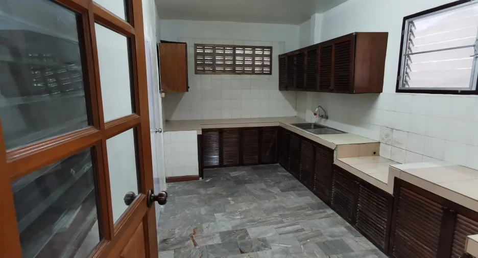 For rent 4 ベッドルーム house in Phra Khanong, Bangkok