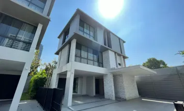 For rent 4 bedrooms house in Watthana, Bangkok