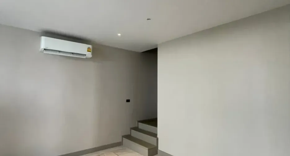 For rent 4 bedrooms house in Watthana, Bangkok