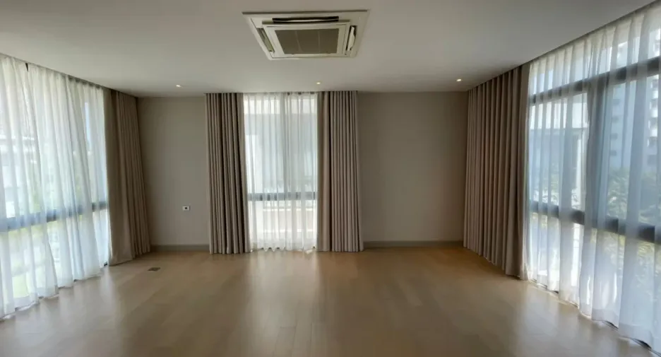 For rent 4 bedrooms house in Watthana, Bangkok