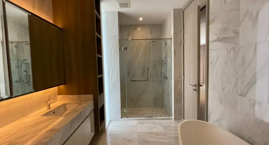 For rent 4 bedrooms house in Watthana, Bangkok