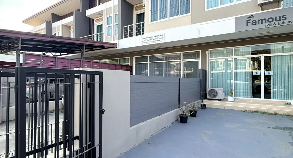 For sale 2 bedrooms townhouse in Doi Saket, Chiang Mai