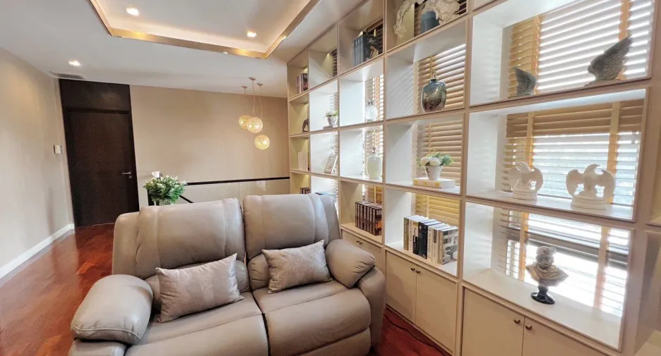For rent 5 bedrooms house in Lat Krabang, Bangkok
