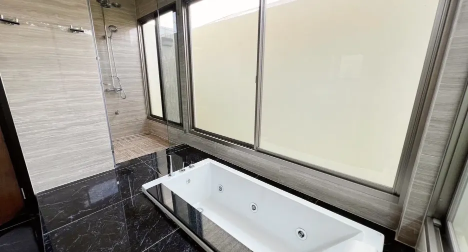 For rent 5 bedrooms house in Lat Krabang, Bangkok