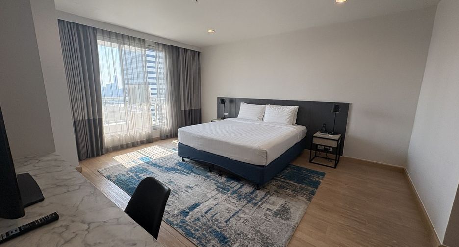 For rent 3 bedrooms condo in Khlong Toei, Bangkok