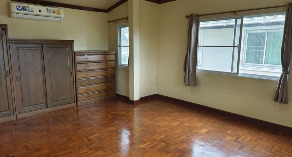 For rent 4 bedrooms house in Mueang Chiang Mai, Chiang Mai