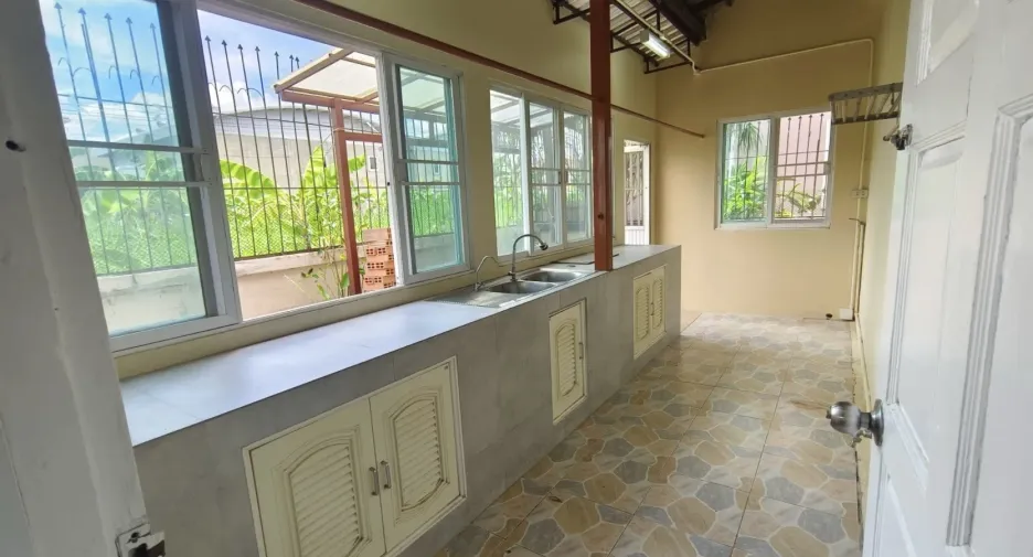For rent 4 bedrooms house in Mueang Chiang Mai, Chiang Mai