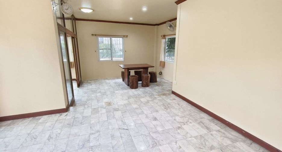 For rent 4 bedrooms house in Mueang Chiang Mai, Chiang Mai