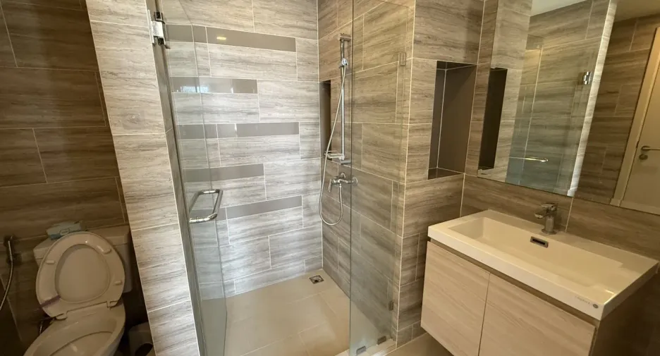 For rent 2 bedrooms condo in Huai Khwang, Bangkok