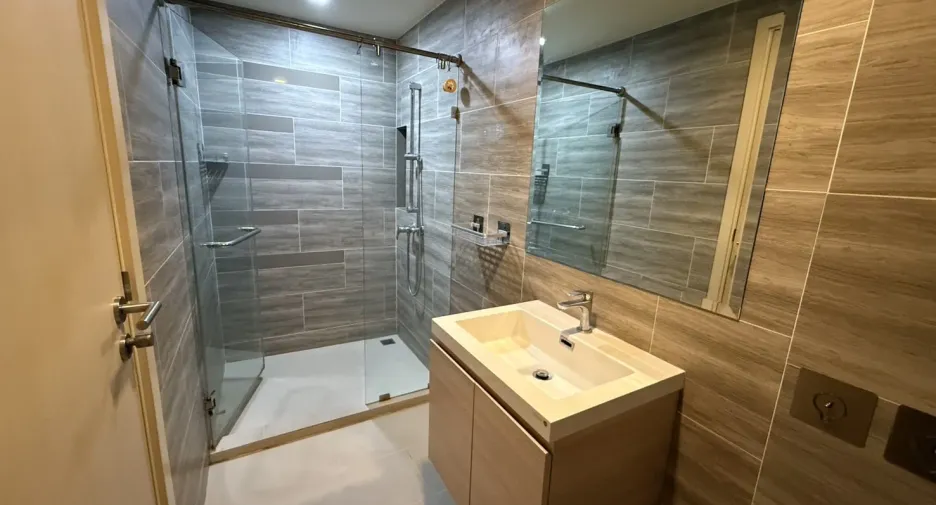 For rent 2 bedrooms condo in Huai Khwang, Bangkok
