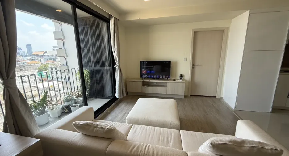 For rent 2 bedrooms condo in Huai Khwang, Bangkok