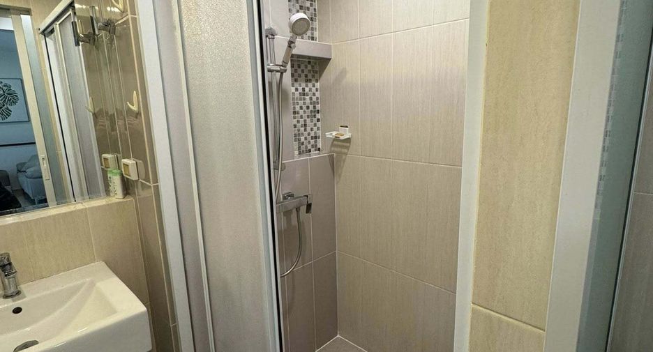 For rent 2 bedrooms condo in Huai Khwang, Bangkok