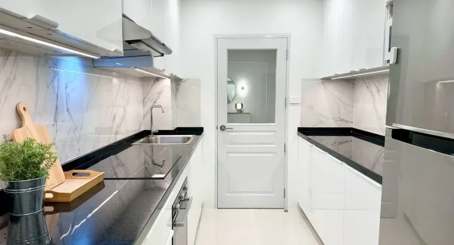 For rent 3 bedrooms condo in Pathum Wan, Bangkok