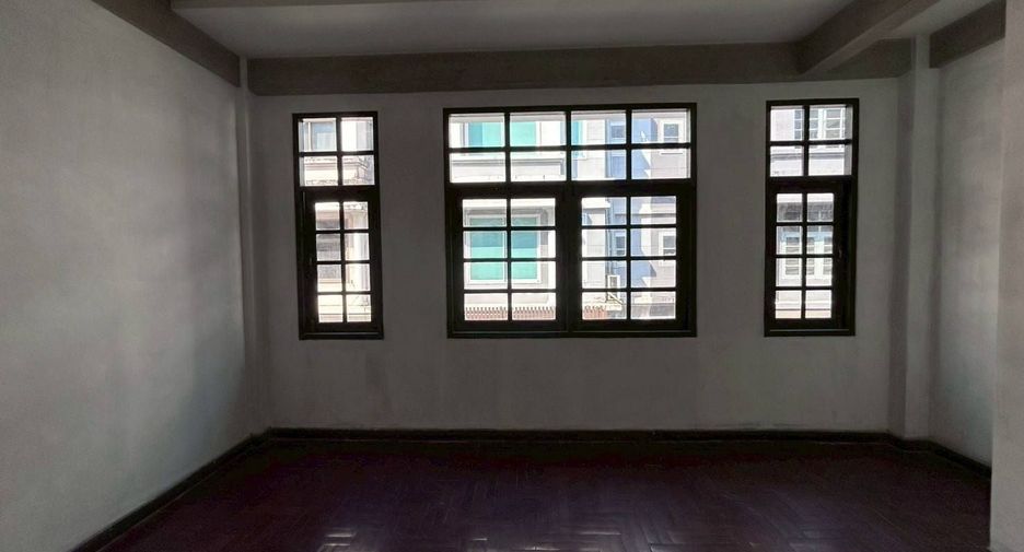 For rent 4 bedrooms retail Space in Watthana, Bangkok