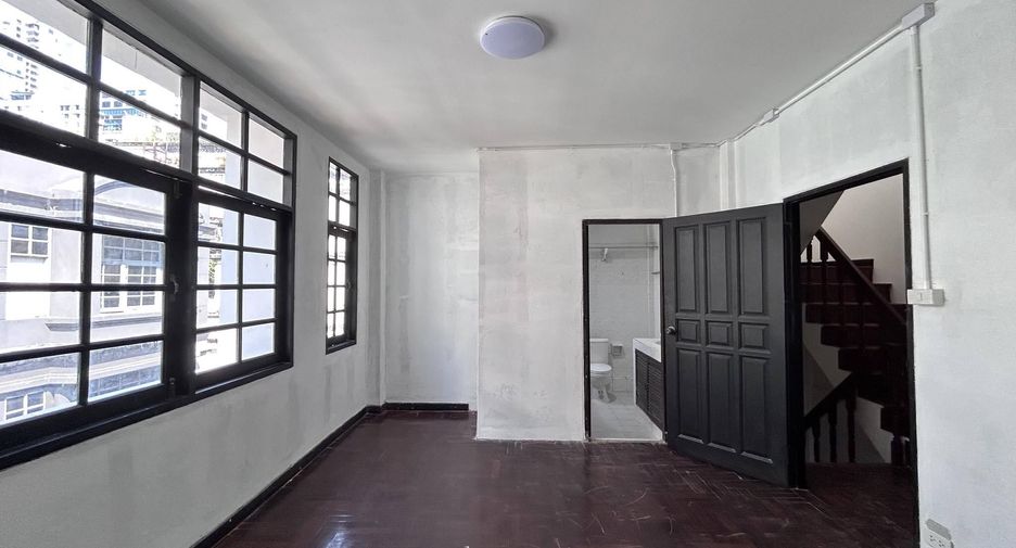 For rent 4 bedrooms retail Space in Watthana, Bangkok