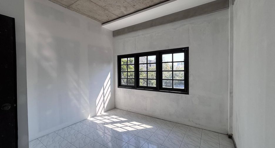 For rent 4 bedrooms retail Space in Watthana, Bangkok