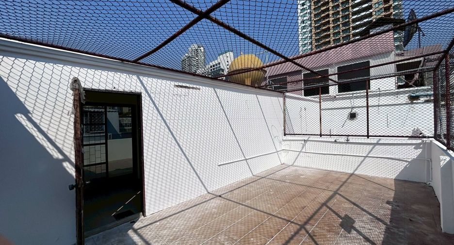 For rent 4 bedrooms retail Space in Watthana, Bangkok