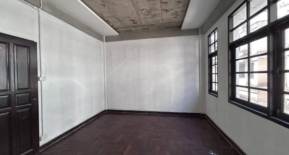 For rent 4 bedrooms retail Space in Watthana, Bangkok