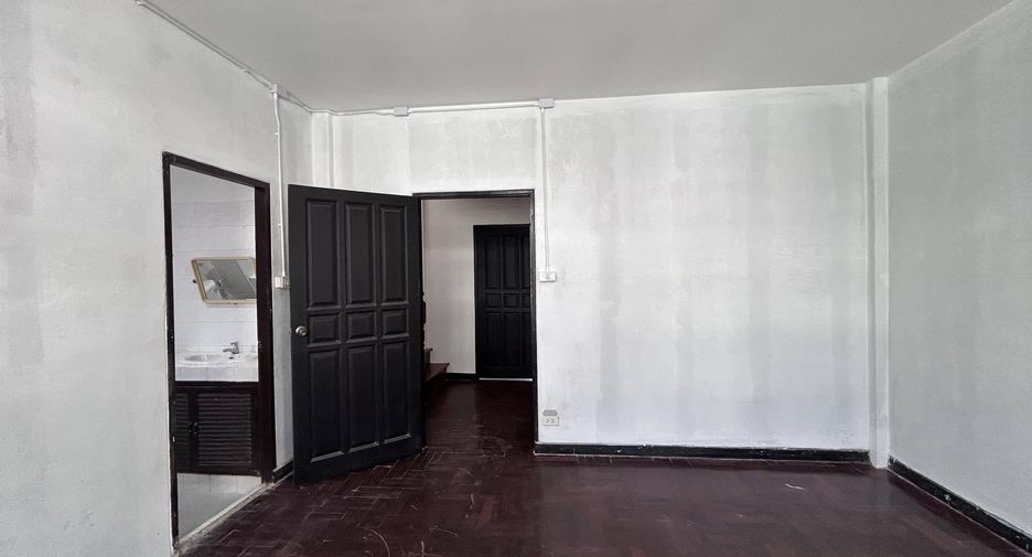 For rent 4 bedrooms retail Space in Watthana, Bangkok