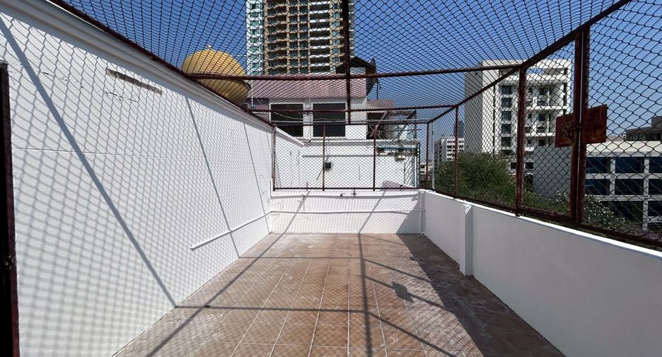 For rent 4 bedrooms retail Space in Watthana, Bangkok