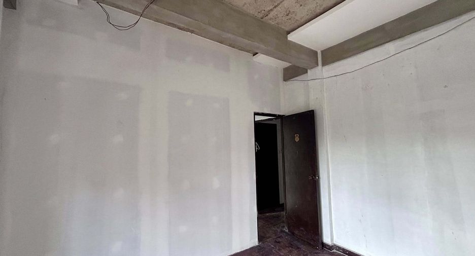 For rent 4 bedrooms retail Space in Watthana, Bangkok