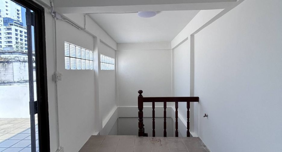 For rent 4 bedrooms retail Space in Watthana, Bangkok