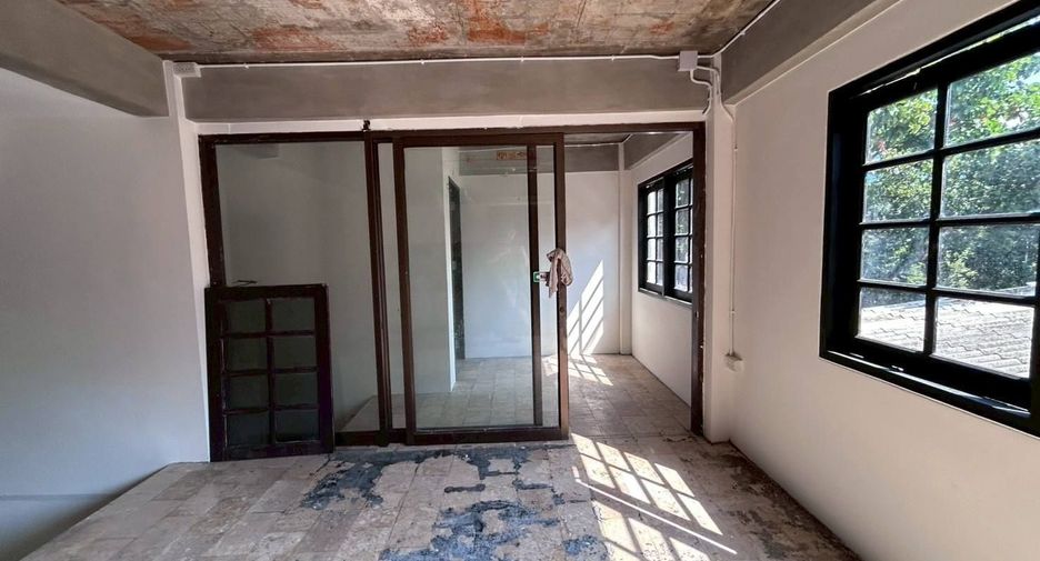 For rent 4 bedrooms retail Space in Watthana, Bangkok
