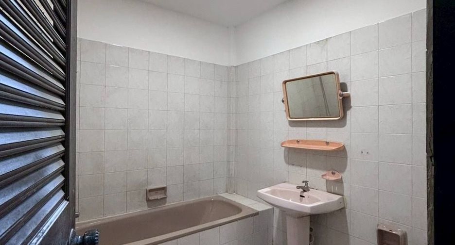 For rent 4 bedrooms retail Space in Watthana, Bangkok