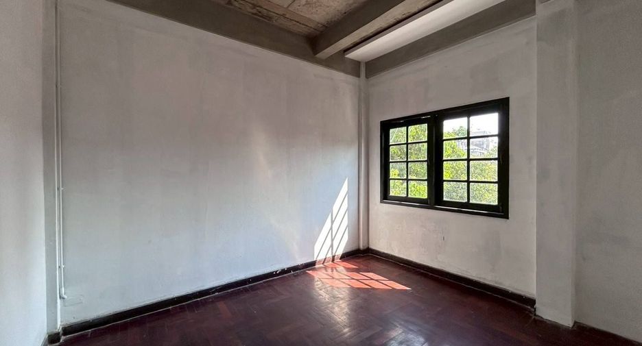 For rent 4 bedrooms retail Space in Watthana, Bangkok