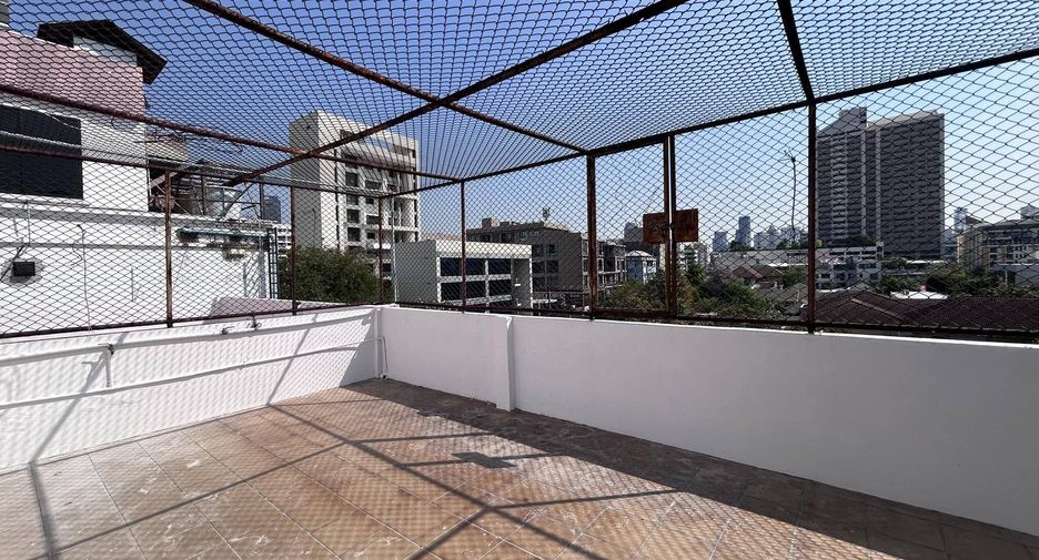 For rent 4 bedrooms retail Space in Watthana, Bangkok