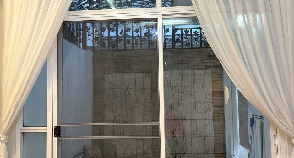 For sale 4 bedrooms townhouse in Yan Nawa, Bangkok