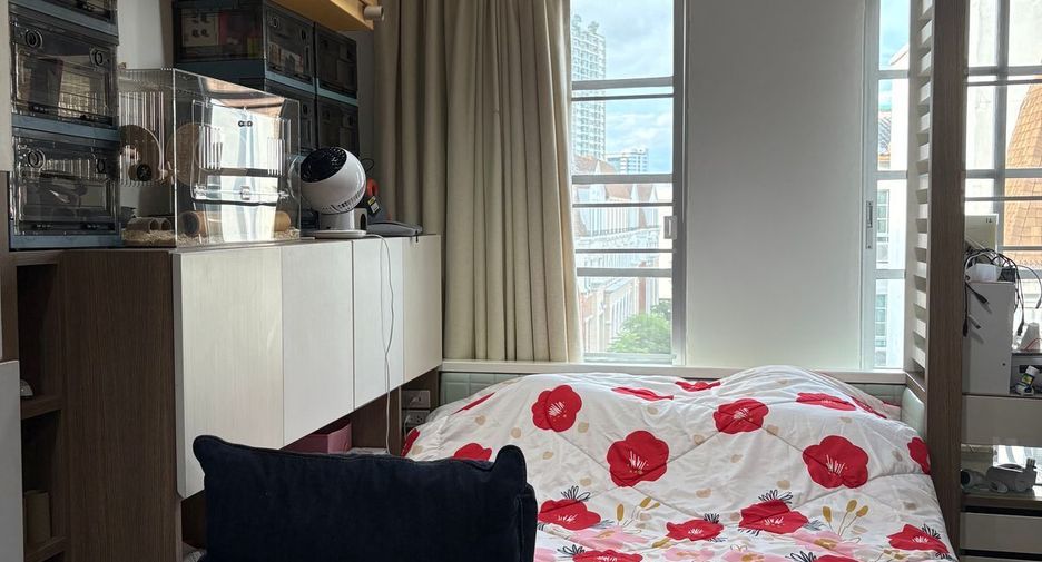 For sale 4 bedrooms townhouse in Yan Nawa, Bangkok