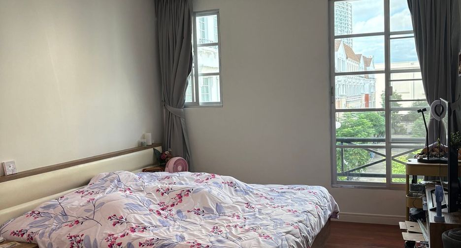 For sale 4 bedrooms townhouse in Yan Nawa, Bangkok